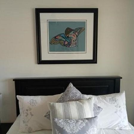 Tranquil Waterfront Condo Келоуна Екстериор снимка